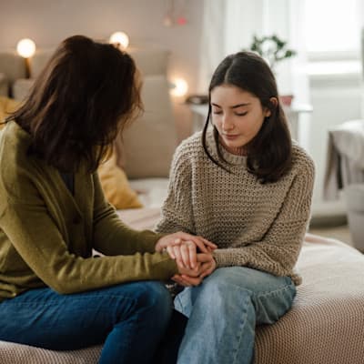 Mother talking to teenage daughter.